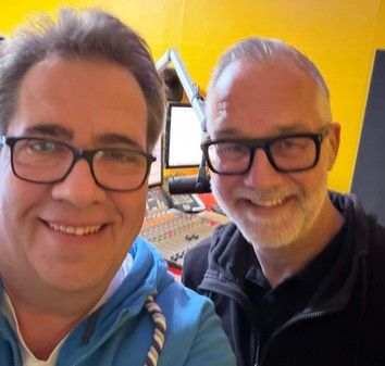 Hartmut Behrenwald und Frank Ehlert, Auktionattor im Interview im Sendestudio von Radio BHeins